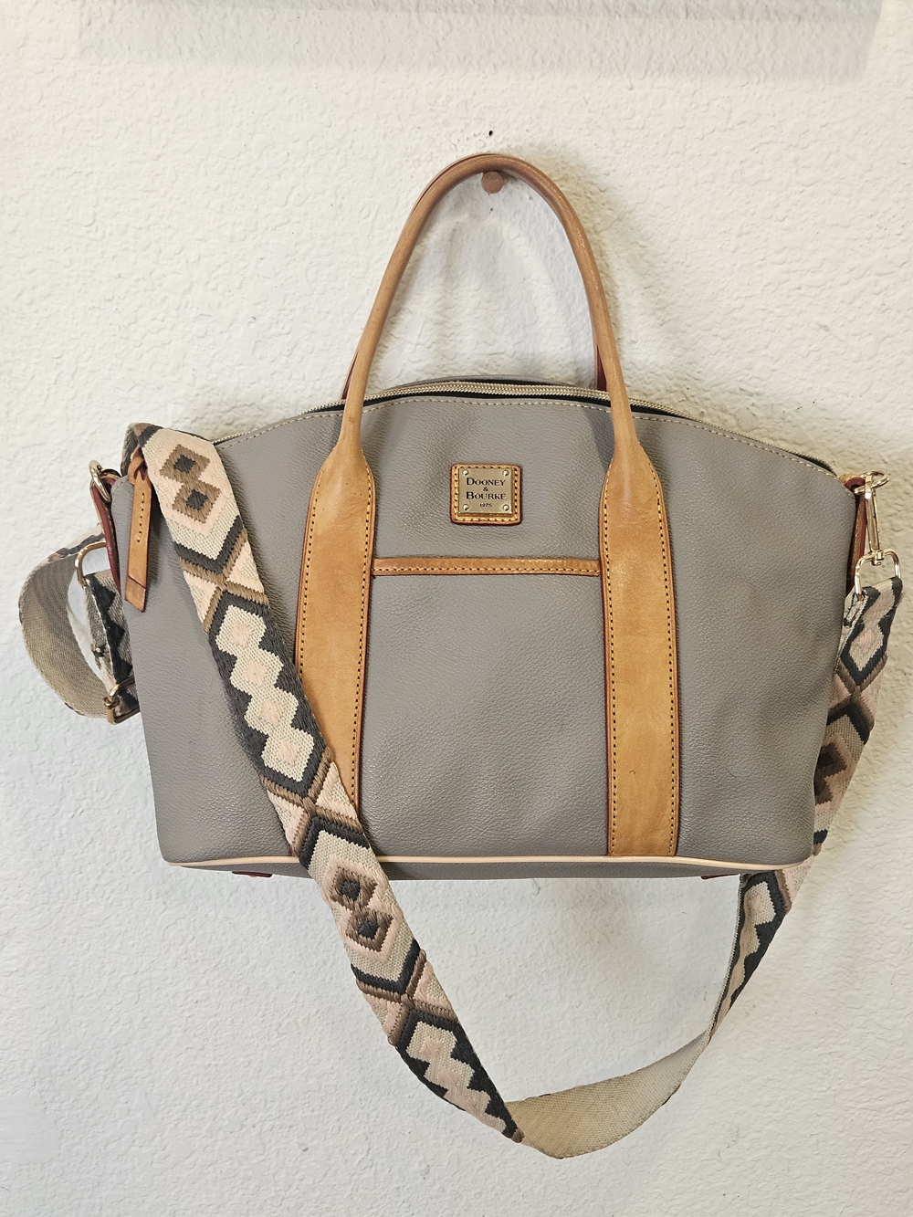 🏷️ Dooney & Bourke Pebble Grain Carley Madeline Satchel – Smoke Gray